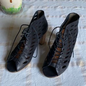 VGUC Paul Green peep-toe booties